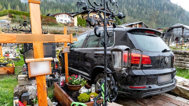 Friedhofsbesuch auf vier Rädern: Die Frau fuhr bis zu den Gräbern vor. Das Auto musste per Kran geborgen werden. (Bild: FF Flachau / Fischbacher)