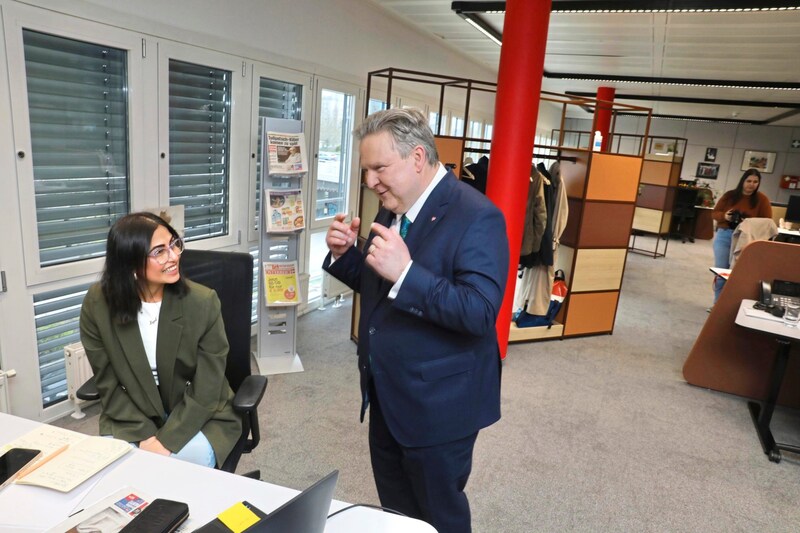 An Nadica Adana richtet Bürgermeister Ludwig viele Fragen. (Bild: Jöchl Martin)