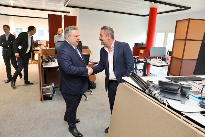 Händeschütteln im „Krone“-Newsroom: Michale Ludwig begrüßt Redakteur Oliver Papacek.