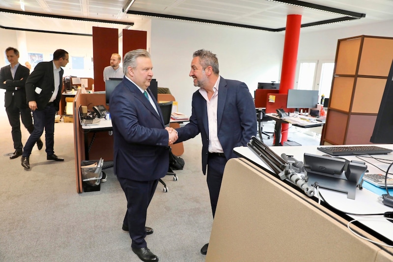 Händeschütteln im „Krone“-Newsroom: Michale Ludwig begrüßt Redakteur Oliver Papacek. (Bild: Jöchl Martin)