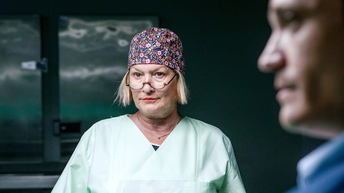 In der Gerichtsmedizin wird mit kreativen Kopfbedeckungen obduziert.