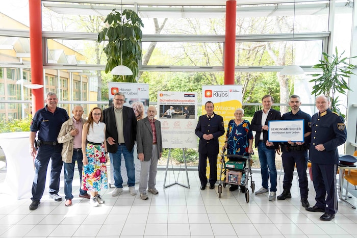 Im Rahmen eines gemeinsamen Termins im Haus Maria Jacobi in der Landstraße haben Sozialstadtrat Peter Hacker (SPÖ), Landespolizeipräsident Dr. Gerhard Pürstl und Häuser zum Leben Geschäftsführer Mag. Christian Hennefeind das Kooperationsabkommen unterzeichnet. 