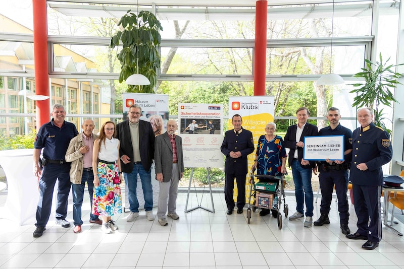 Im Rahmen eines gemeinsamen Termins im Haus Maria Jacobi in der Landstraße haben Sozialstadtrat Peter Hacker (SPÖ), Landespolizeipräsident Dr. Gerhard Pürstl und Häuser zum Leben Geschäftsführer Mag. Christian Hennefeind das Kooperationsabkommen unterzeichnet. (Bild: © Christian Fischer)