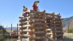 Viel Arbeit in Mauterndorf: Die Stämme werden alle eingepasst, damit der Holzrahmen auf stabilen Beinen steht. (Bild: Roland Holitzky)