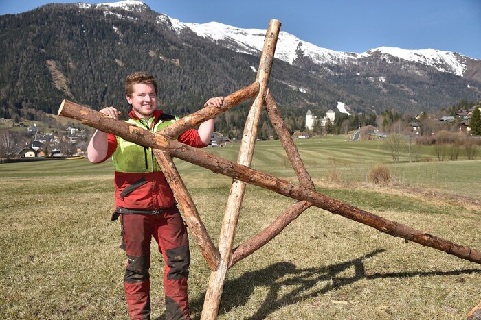 Lukas Messner mit dem Kreuz, das an die Spitze kommt.