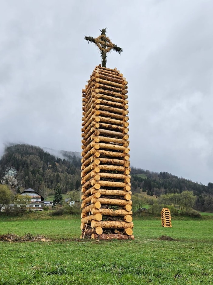 Auch das Osterfeuer der Brauchtumsgruppe Höf in St. Michael steht wieder.