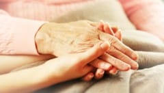 Die Arbeitsbedingungen in der Sparte Pflege sollen verbessert werden. (Bild: africa-studio.com (Olga Yastremska and Leonid Yastremskiy))