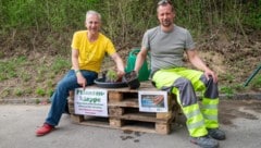 Ortschef Michel Strasser (li.) und sein Bauhofleiter Martin Gleiß freuen sich über jedes noch so zarte Pflanzerl (Bild: Gemeinde Weinburg)