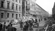 Ein Bild der Zerstörung: Die Grazer Annenstraße wurde im Jahr 1945 ins- gesamt 56 Mal zum Ziel ...