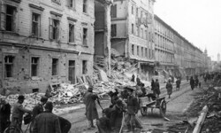 Ein Bild der Zerstörung: Die Grazer Annenstraße wurde im Jahr 1945 ins- gesamt 56 Mal zum Ziel ...