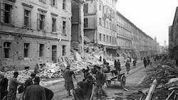 Ein Bild der Zerstörung: Die Grazer Annenstraße wurde im Jahr 1945 ins- gesamt 56 Mal zum Ziel ...