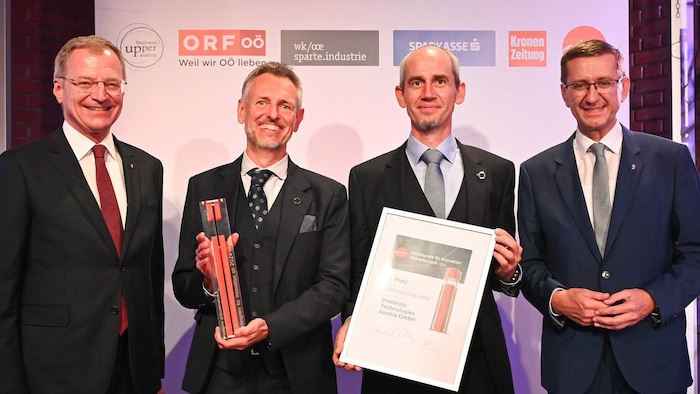 Alexander Fleischanderl (2. v. li.) und Gerald Wimmer (2. v. re.) von Primetals mit Landeshauptmann Thomas Stelzer und Landesrat Markus Achleitner (re.).