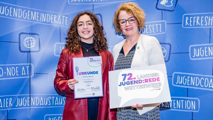 Teschl-Hofmeister (re.) gratulierte Emma Nährer zum 1. Platz in der Kategorie „Sprachrohr“