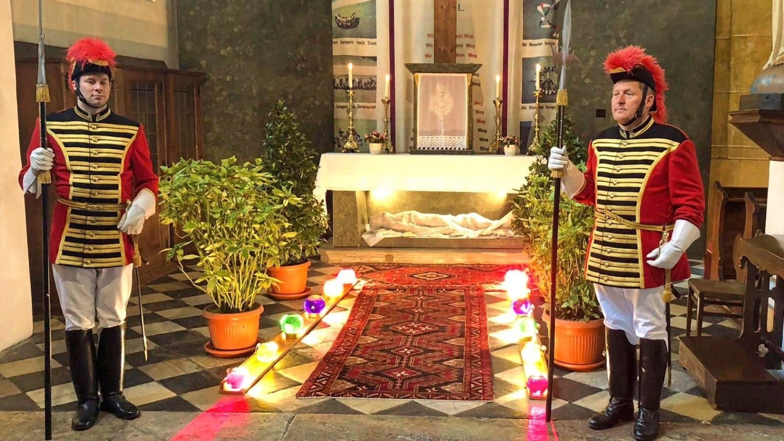 Die St. Veiter Trabanten bewachen das Ostergrab in der Herzogstadt.