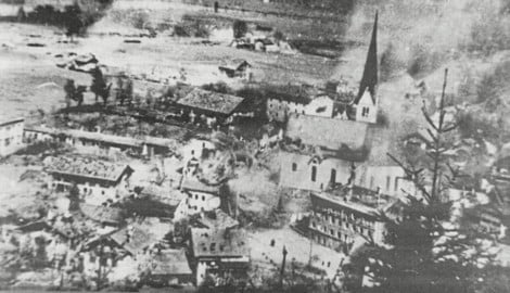 Rauchschwaden über Brixlegg zeugen von der Wucht des Großangriffes 1945. (Bild: Ortschronik Brixlegg)