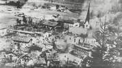 Rauchschwaden über Brixlegg zeugen von der Wucht des Großangriffes 1945.