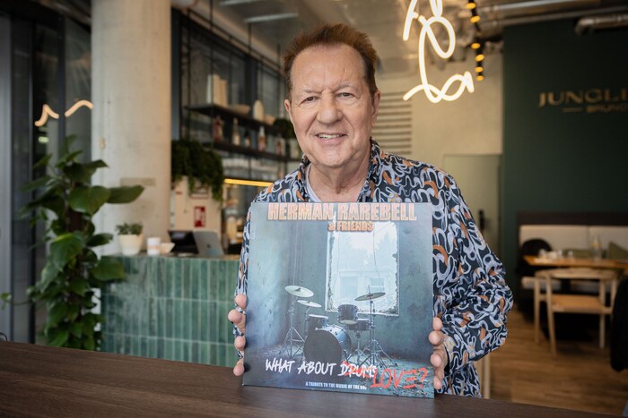 Herman Rarebell mit seiner neuen Platte „What About Love?“, die gemeinsam mit dem Buch erschienen ist.