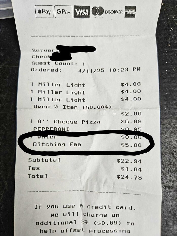 Bei einem Miller Lite wurden auf der Rechnung zwei Dollar abgezogen.