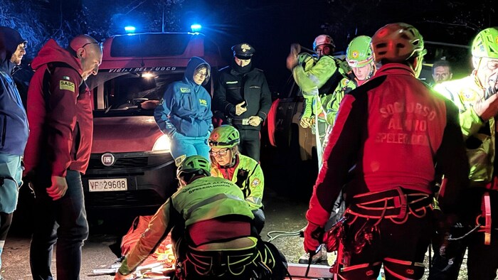 Die Bergungsarbeiten gestalteten sich aufgrund des Wetters schwierig.