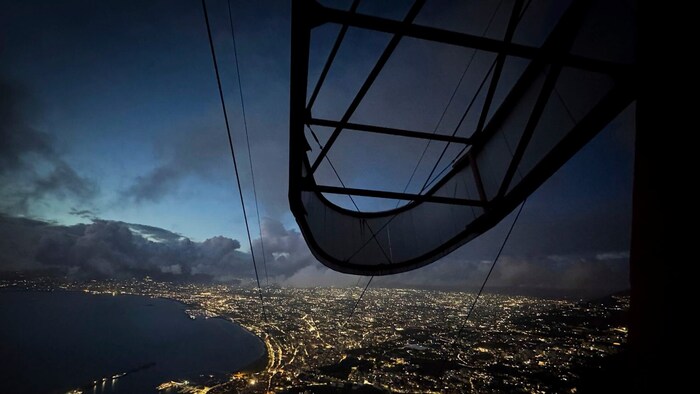 16 Menschen konnten aus Kabinen der Seilbahn gerettet werden.