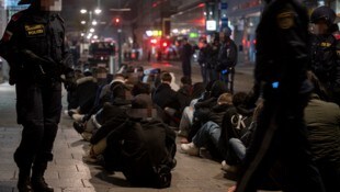 Ein Übersichts-Bild der von der Polizei eingekesselten Krawallmacher und Mitläufer in der ...