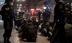 Ein Übersichts-Bild der von der Polizei eingekesselten Krawallmacher und Mitläufer in der ...