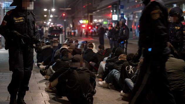 Ein Übersichts-Bild der von der Polizei eingekesselten Krawallmacher und Mitläufer in der ...