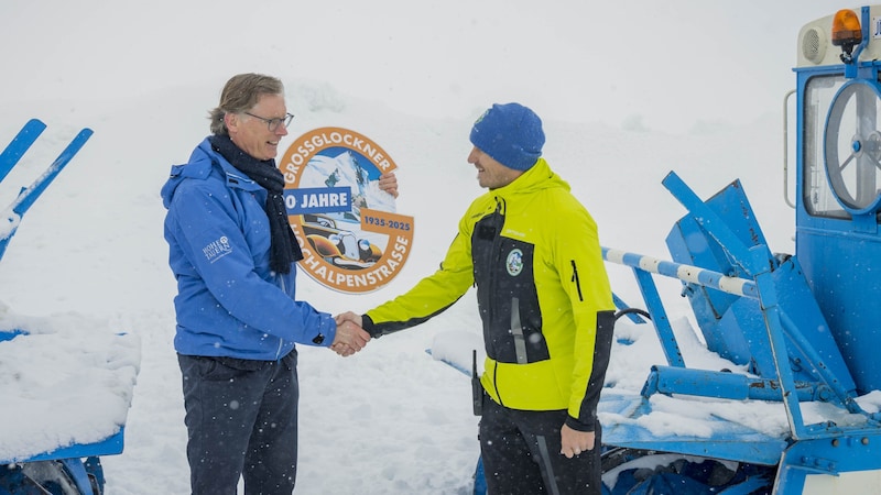 Johannes Hörl (Vorstand Großglockner Hochalpenstraßen AG, li.) und Sebastian Jury (Leiter Schneeräumung und Werkstätten Großglockner Hochalpenstraßen AG). (Bild: Neumayr/Christian Leopold)