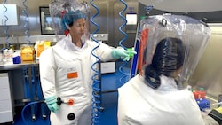 Mehr als fünf Jahre nach dem Ausbruch der Corona-Pandemie ist immer noch unklar, ob das Virus von Tieren auf Menschen übergesprungen ist oder aus einem Labor in China stammt (Symbolbild). (Bild: AP/AP ( via APA) Austria Presse Agentur)