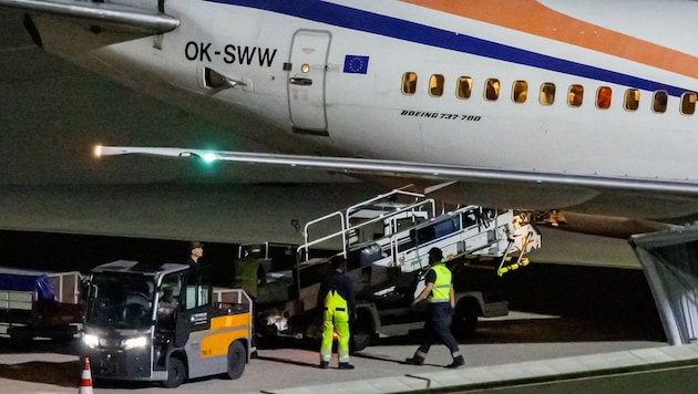 In Deutschland wird gegen mehrere Afghaninnen und Afghanen ermittelt, die erst am Mittwoch legal eingereist waren (Foto von der Ankunft). (Bild: AFP/JENS SCHLUETER)