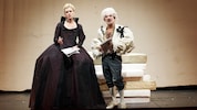 Bizarrer Wüstling, eisige Schönheit, heiße Herzen: Caroline Peters und  Martin Wuttke, (Bild: Burgtheater/Tommy Hetzel)