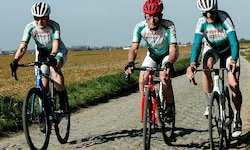 Auf der Kopfstein-Piste: Roswitha Hense-Simenko, Herbert Lackner und Alfred Lechnitz (von ...