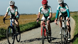 Auf der Kopfstein-Piste: Roswitha Hense-Simenko, Herbert Lackner und Alfred Lechnitz (von links). (Bild: Crataegutt Seniors)