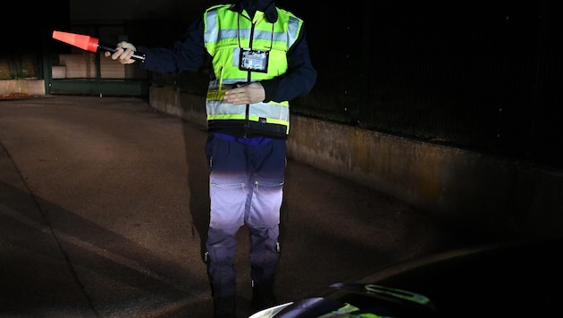 Trotz Warnweste wurde der Polizist von dem betrunkenen Lenker übersehen. (Bild: P. Huber)