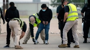 Die Migranten werden meist in Ketten abgeführt. (Bild: AP/Veronica G. Cardenas)