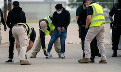 Die Migranten werden meist in Ketten abgeführt.