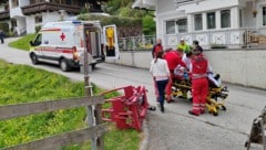 Die Rettung brachte den Piloten ins Krankenhaus. (Bild: ZOOM Tirol)