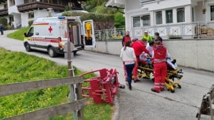 Die Rettung brachte den Piloten ins Krankenhaus. (Bild: ZOOM Tirol)
