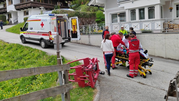 Die Rettung brachte den Piloten ins Krankenhaus. (Bild: ZOOM Tirol)