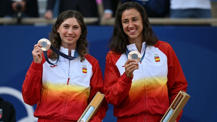 Gemeinsam mit Cristina Bucsa (l.) gewann Sara Sorribes Tormo in Paris die Bronzemedaille.
