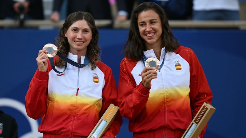 Gemeinsam mit Cristina Bucsa (l.) gewann Sara Sorribes Tormo in Paris die Bronzemedaille. (Bild: AFP/APA/CARL DE SOUZA)