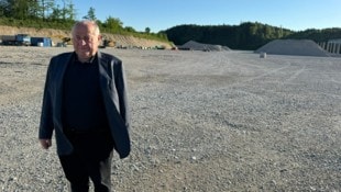 Hans Asamer (89) auf seiner letzten großen Baustelle: Auf dem Ehrenfeld in Ohlsdorf werden neben der Westautobahn Hallen errichtet. (Bild: Loy Robert)