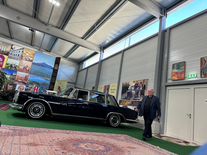 Hans Asamer in seinem Museum der Veränderung: Die Ausstellung dokumentiert sein Leben, auch eine Staatskarosse der Republik Österreich war in seinem Eigentum.