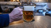 Mit einem Bierkrug prügelte der Deutsche auf vier Belgier ein. (Archivbild)