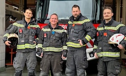 Diese vier Mitarbeiter der Wiener Berufsfeuerwehr stellten sich dem Bulgaren (15) in den Weg und ...
