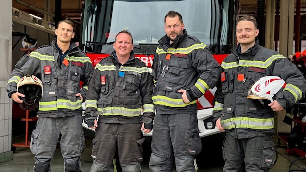 Diese vier Mitarbeiter der Wiener Berufsfeuerwehr stellten sich dem Bulgaren (15) in den Weg und vereitelten einen Überfall. (Bild: Berufsfeuerwehr Wien)