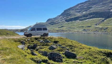 In dieser Kulisse aufwachen: Das durften Fiona und André während ihrer Van-Reise erleben. (Bild: zVg)