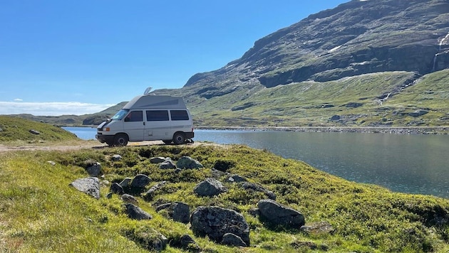 In dieser Kulisse aufwachen: Das durften Fiona und André während ihrer Van-Reise erleben. (Bild: zVg)