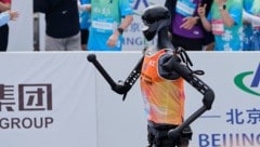 „Tiangong“ lief als erster Roboter über die Ziellinie. (Bild: AP/Ng Han Guan)