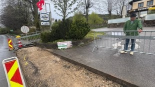 Der Gastgarten von Gastronom Walter Eichhorn bleibt leer: Wo normalerweise die Gäste zufahren können, ist jetzt eine unüberwindbare Grube. Genau dort wird neben der B152 ein Radweg errichtet, den viele Radfahrer allerdings ignorieren. Eine Zufahrt daneben ist keine Option, weil diese nicht im Besitz von Eichhorn ist.  (Bild: Loy Robert)